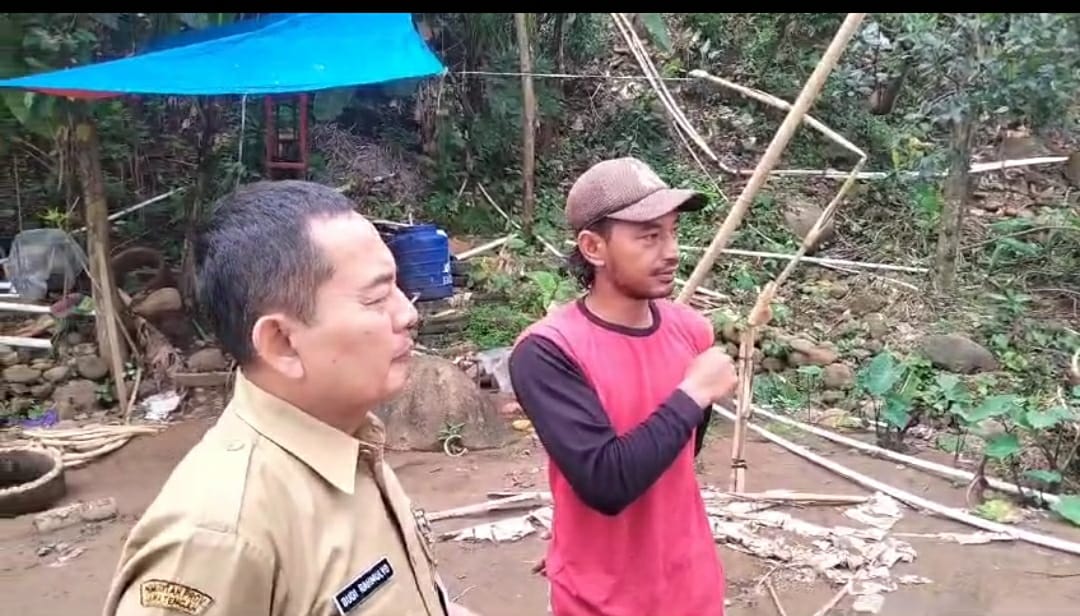 Camat Karanganyar Tinjau Lokasi Longsor di Legok Kalong