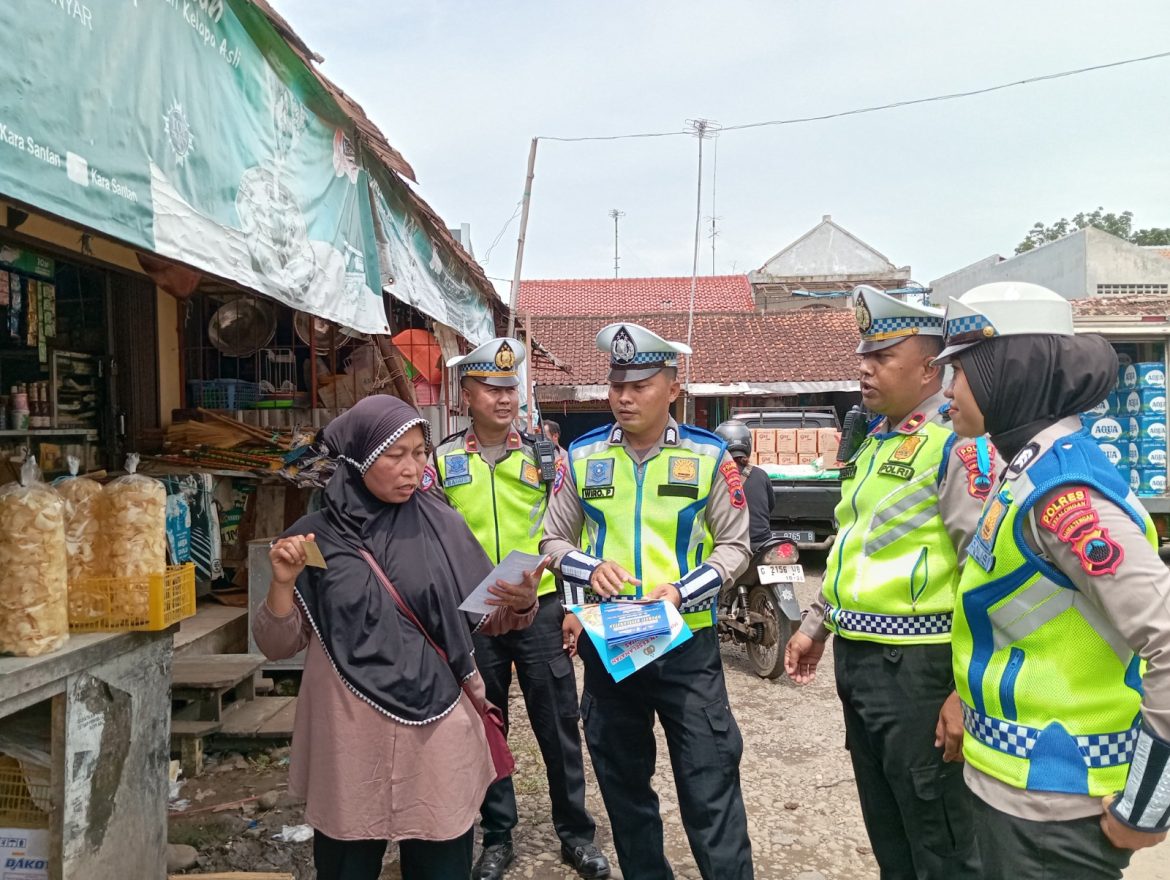 Sambangi Pedagang Pasar Karanganyar dan Kajen, Anggota Satlantas Sosialisasikan Ops Keselamatan Candi 2025