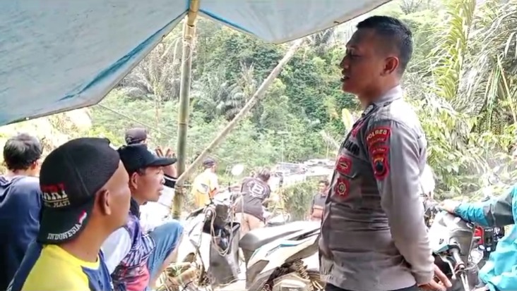 Viral di Medsos Ada Tarif Penyeberangan di Jembatan Darurat Tembelan Petungkriyono, Kapolsek Lakukan Hal Ini