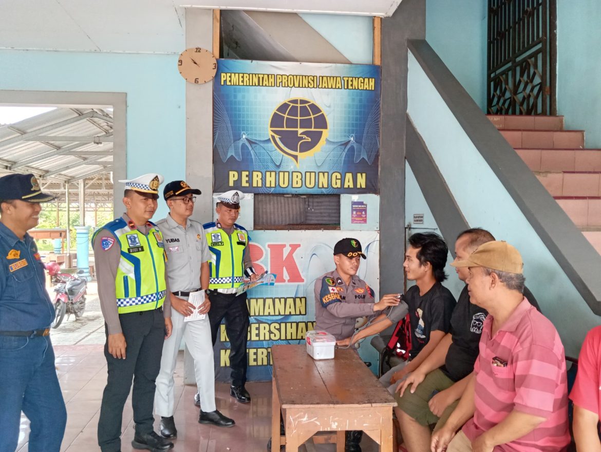 Satlantas Polres Pekalongan Bersama Tim Gabungan Laksanakan Ramp Check Dan Pemeriksaan Kesehatan Bagi Pengemudi Bus