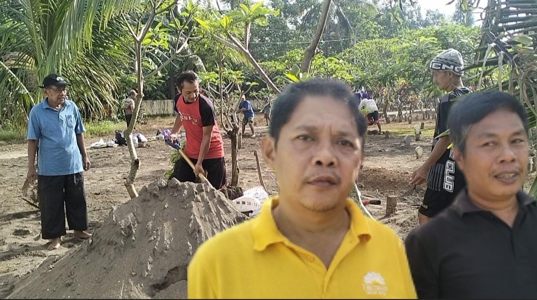 Warga Desa Wuled Gelar Bersih-Bersih Makam Jelang Ramadhan