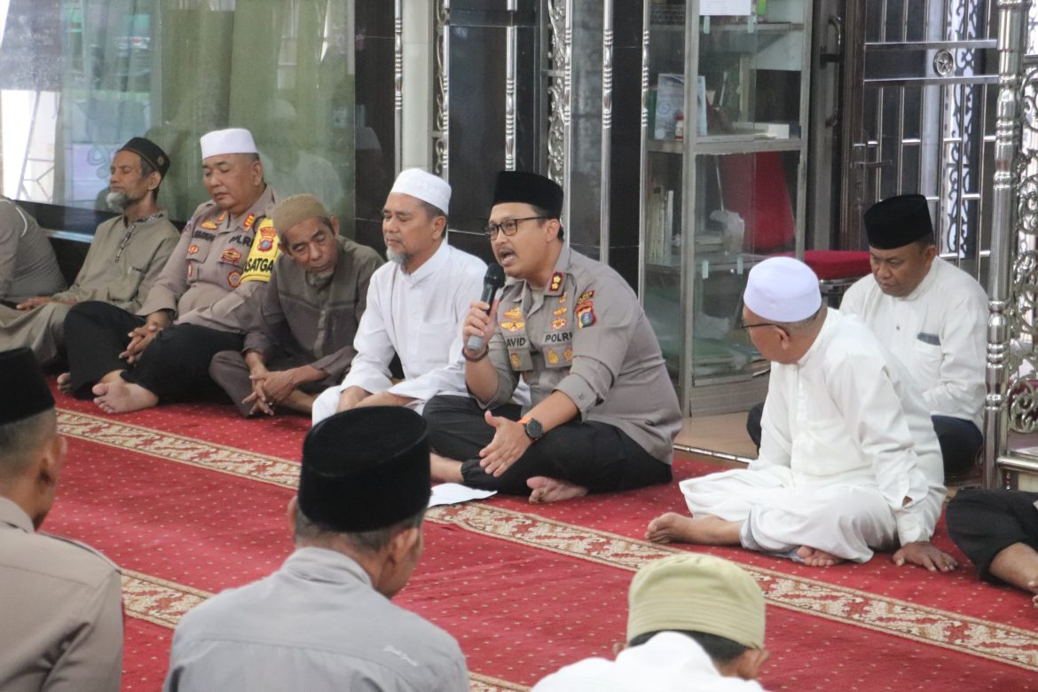 Kapolres Langkat Laksanakan Jumat Curhat di Masjid Nurul Huda, Berikan Pesan Kamtibmas.