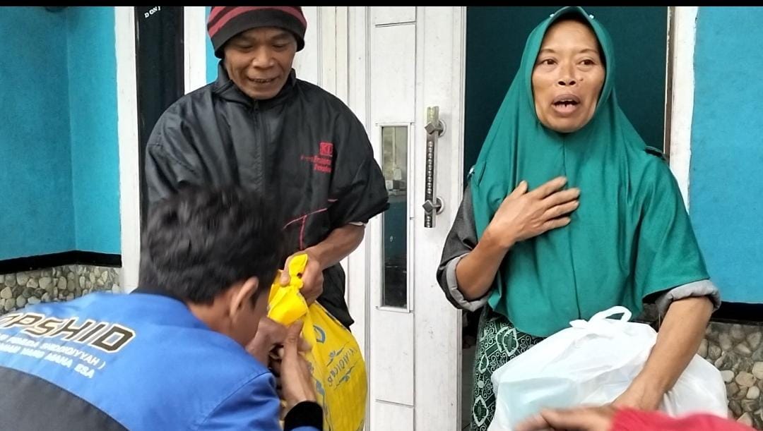 Dhibra Shiddiqiyyah Salurkan Santunan untuk Korban Longsor di Petungkriyono dan Lebakbarang