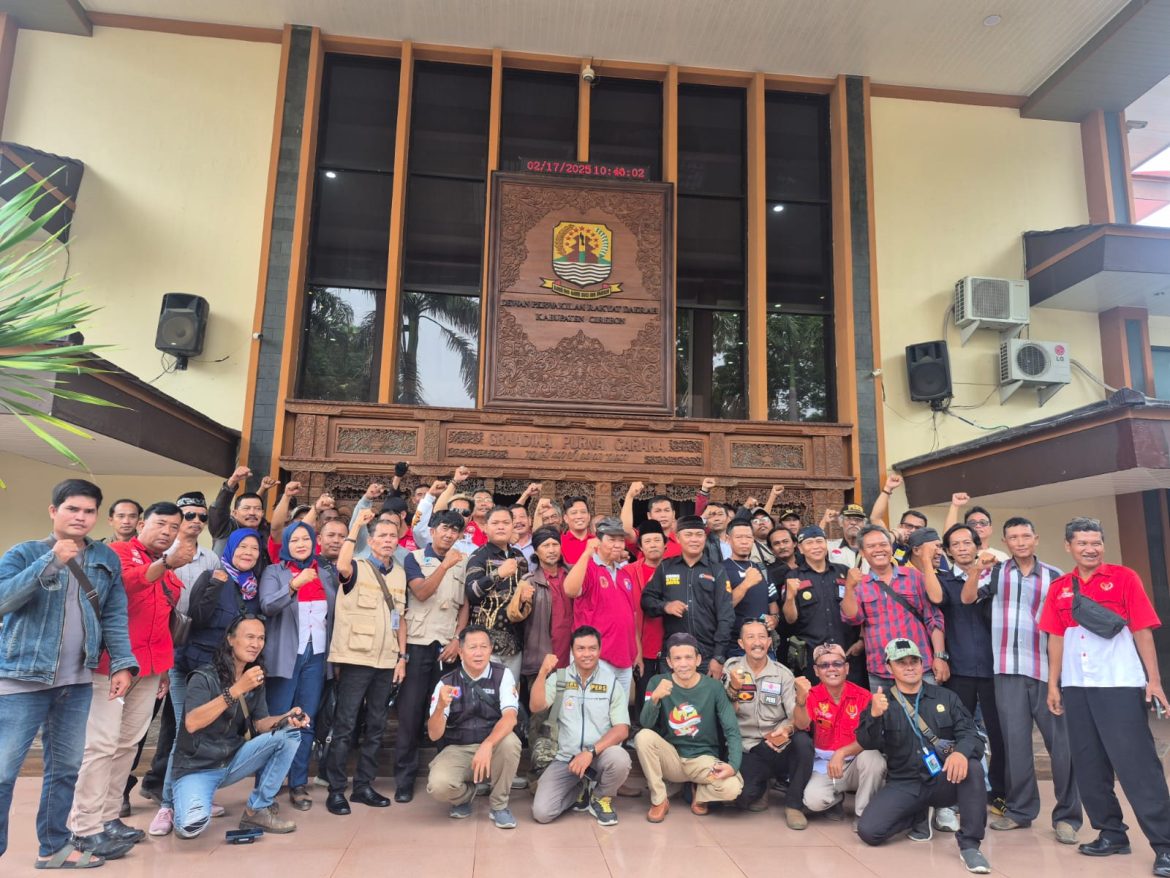 Puluhan Wartawan Mendatangi Kantor DPRD Kabupaten Cirebon, Tuntut Klarifikasi Sebutan” Wartawan Bodrex.       