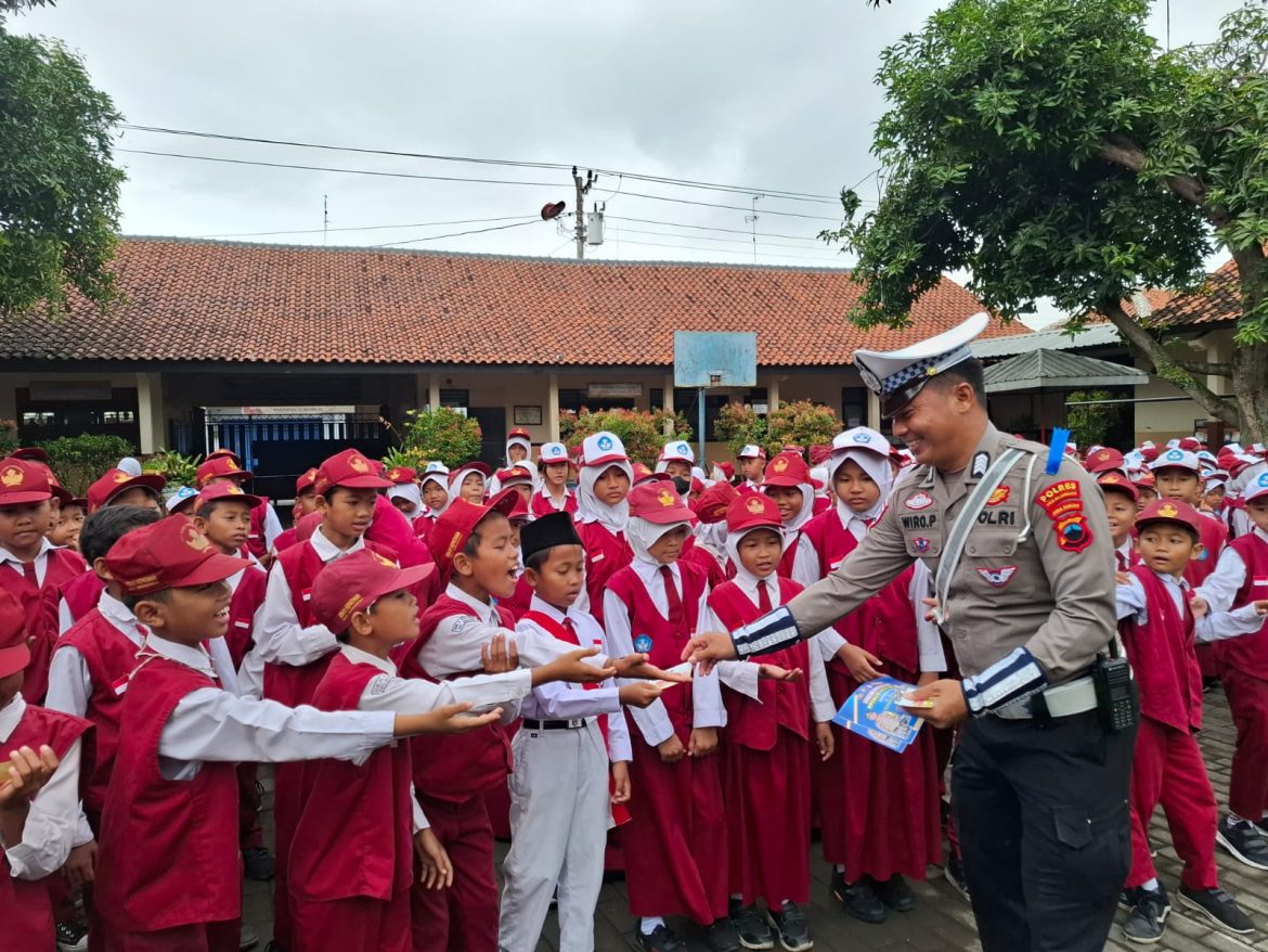 Jadi Pembina Upacara di SDN 01 Kepatihan Wiradesa, Kanit Kamsel Satlantas Tekankan Pentingnya Tertib berlalu Lintas