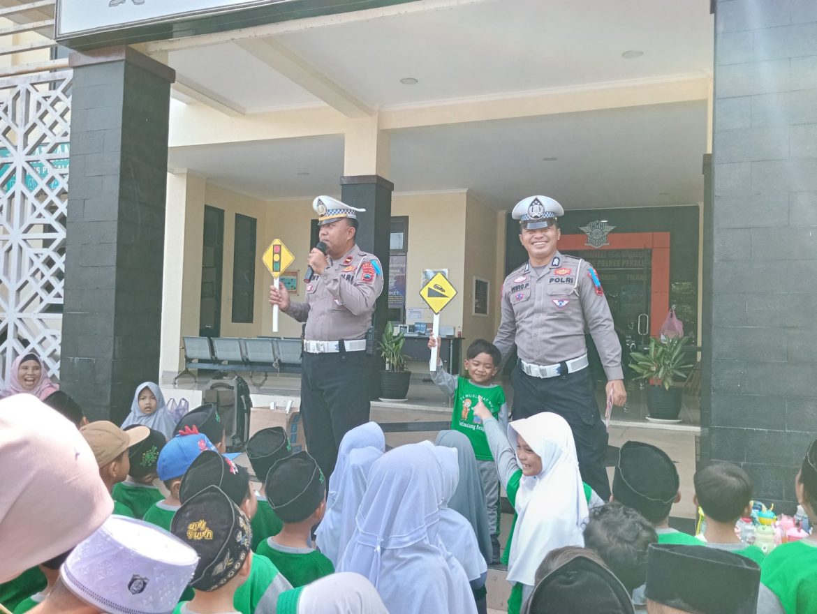 Melalui Polsanak, Anak-Anak TK Muslimat NU Sragi Diajak Tertib Berlalu Lintas Sejak Dini