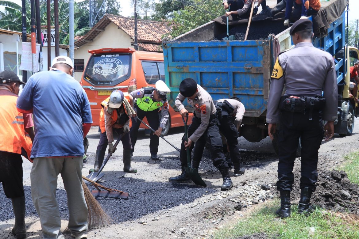 Meminimalisir Kecelakaan Lalu Lintas, Polisi Tambal Jalan Rusak