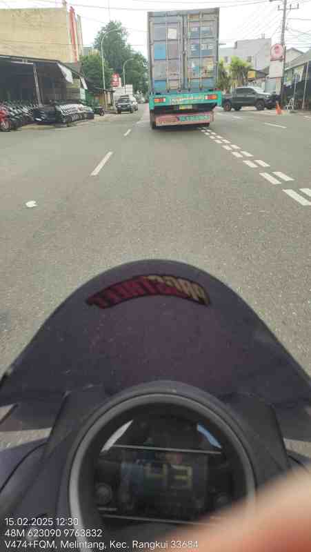 Sebuah truk tronton melaju dengan kecepatan tinggi dan secara ugal-ugalan di Jalan Sungai Selan, Pangkal Pinang pada pukul 12.30 WIB.