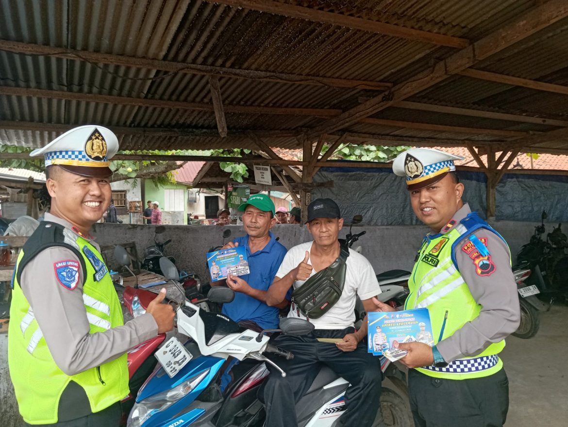 Polisi Sosialisasikan Tertib Berlalu Lintas kepada Pengemudi, Pedagang dan Pengunjung Pasar Hewan di Kesesi