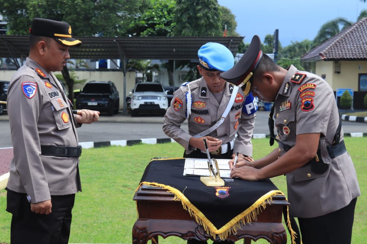 Wakapolres Pekalongan dan Kasat Lantas Terkena Mutasi, Kapolres Pimpin Langsung Upacara Sertijab
