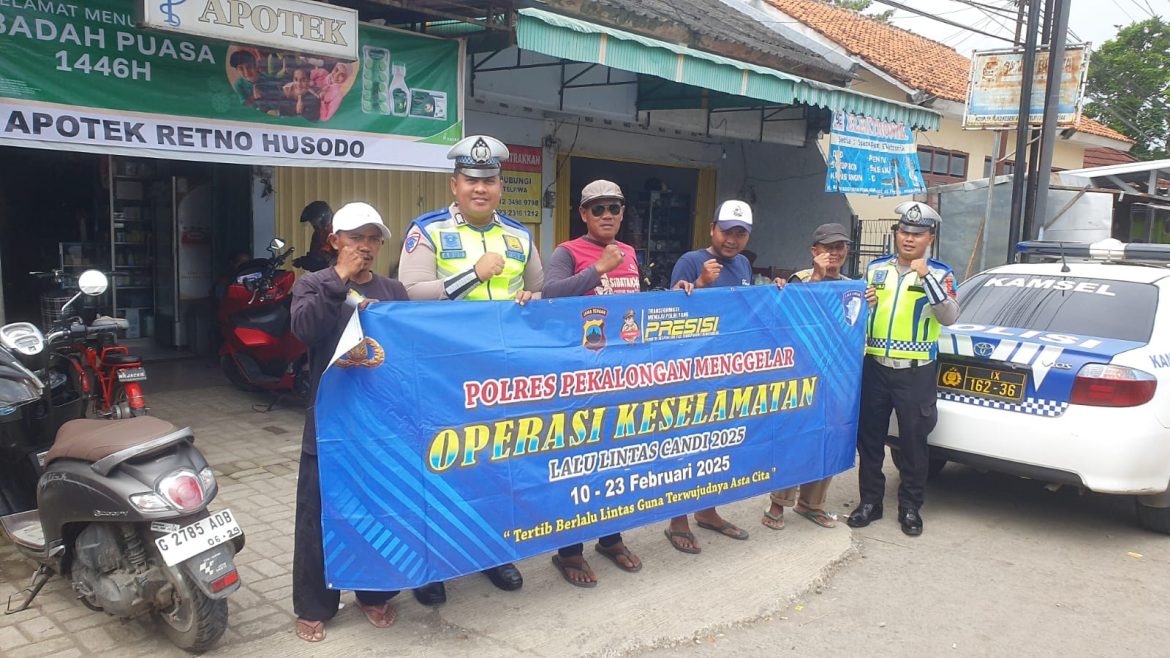 Satlantas Polres Pekalongan Sosialisasikan dan Edukasi Tertib Berlalu Lintas kepada Pengunjung Pasar dan Juru Parkir