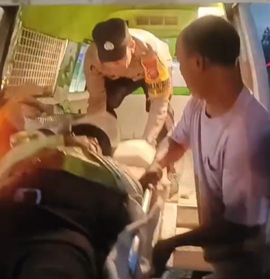 Aksi Sigap, Bhabinkamtibmas Polsek Gebang Evakuasi Korban Kecelakaan Lalulintas di Jalan Medan Banda Aceh.
