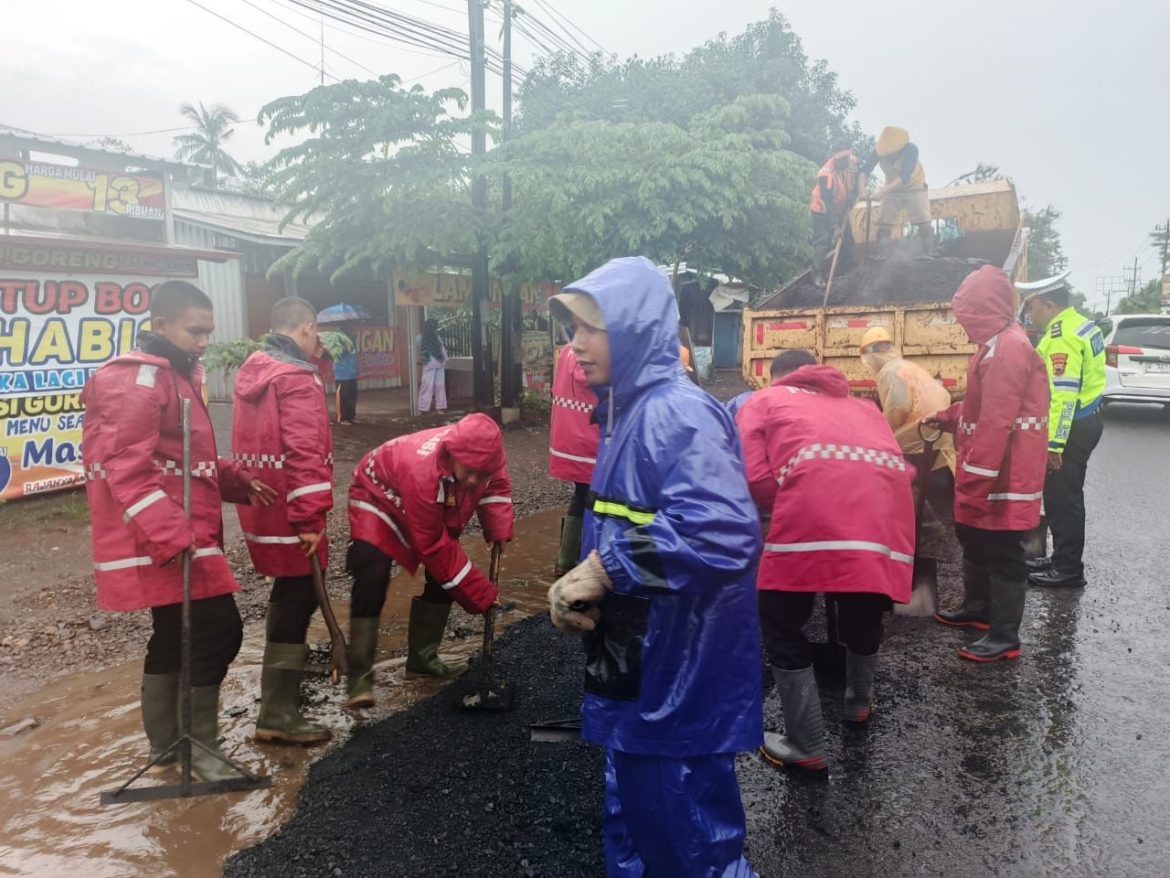 Polisi Pekalongan Bantu Tambal Jalan yang Rusak, Beri Rasa Aman dan Nyaman Bagi Pengguna Jalan serta Meminimalisir Kecelakaan