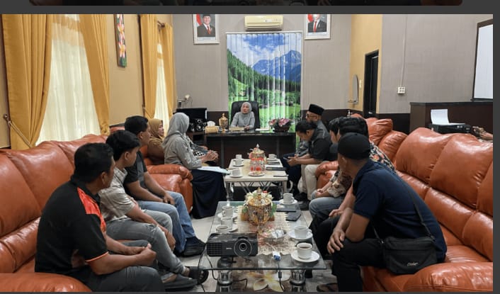 Gaji Belum Dibayar, Karyawan Rumah Makan Ayam Presto Cabai Hijo Beraudensi ke Pimpinan DPRD Langkat.