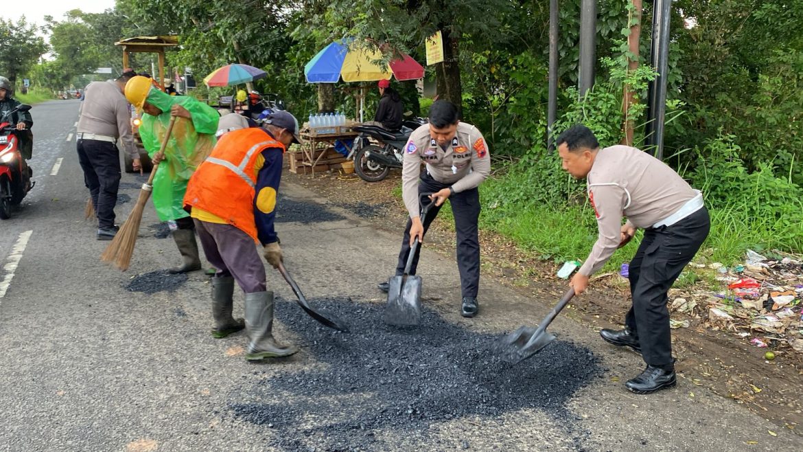 KBO Satlantas Pekalongan Pimpin Pengaspalan Jalan Berlubang di Wilayah Kulu Karanganyar, Kabupaten Pekalongan