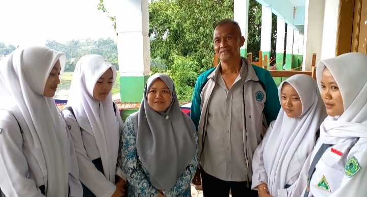 Sekolah SMA MA’ARIF Banyuresmi dan Warga Terdampak Longsor, Butuh Bantuan Segera untuk Penyangga Tebing