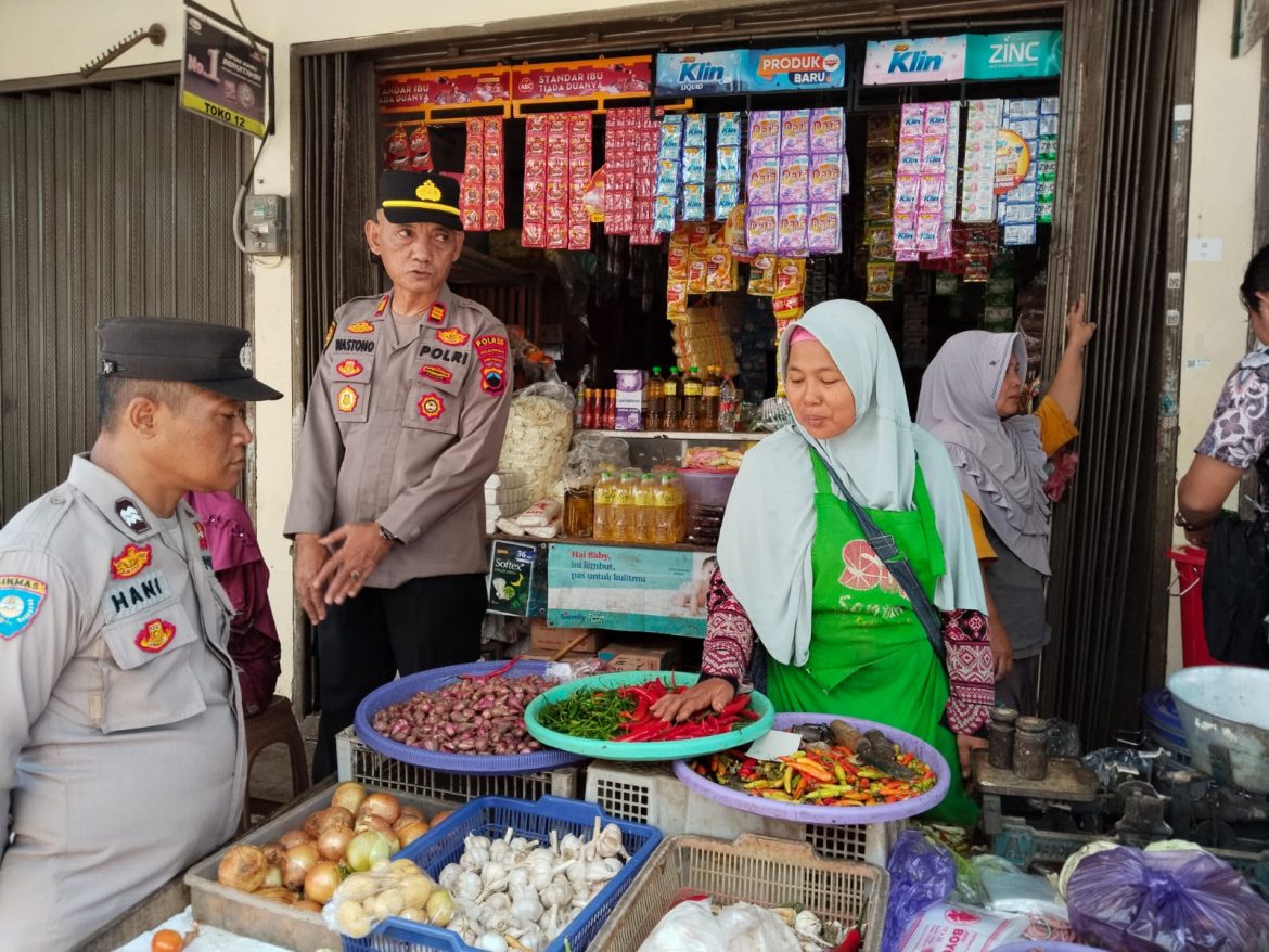 Polres Pekalongan Beserta Jajarannya Terjun Langsung ke Pasar, Pantau dan Cek Harga sekaligus Stok Sembako