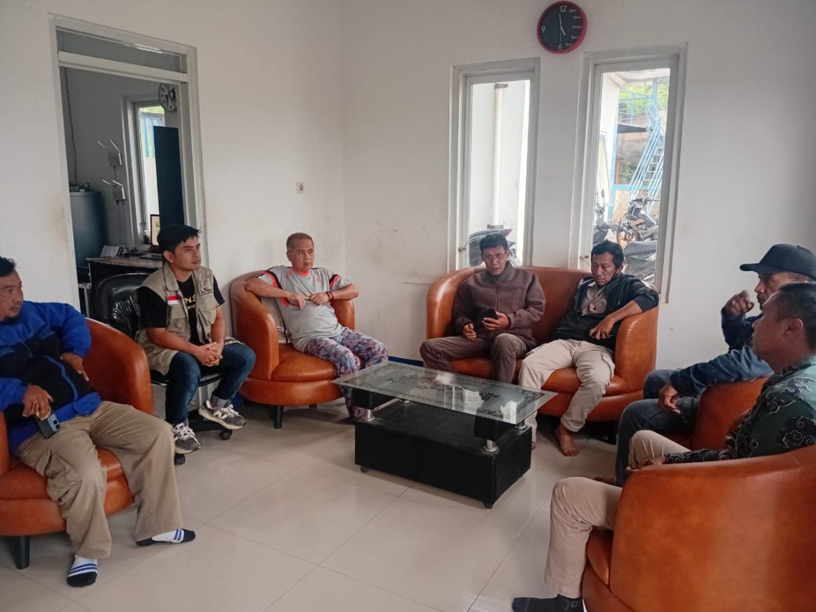 Warga Cikendal Hilir Resah Akibat Banjir, Gapermas dan DPRD Garut Turun Tangan