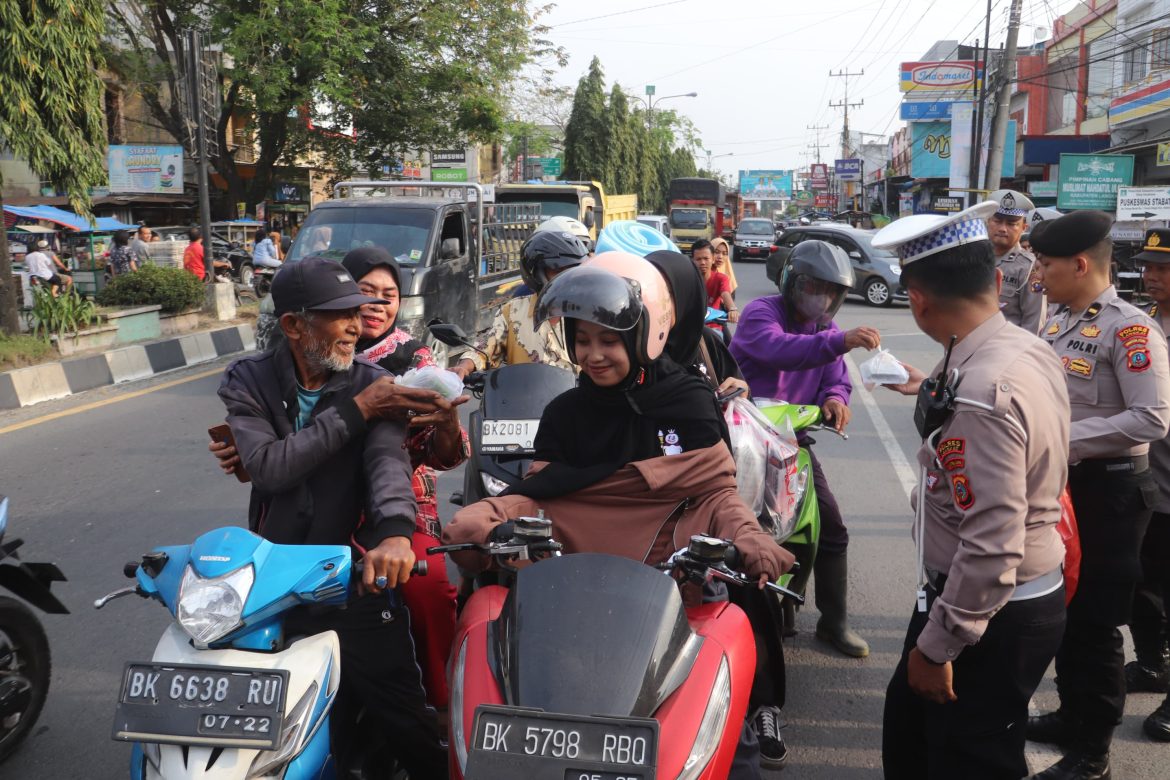 Hangatnya berbagi di bulan suci, Polres Langkat Bagikan Takjil untuk sesama.