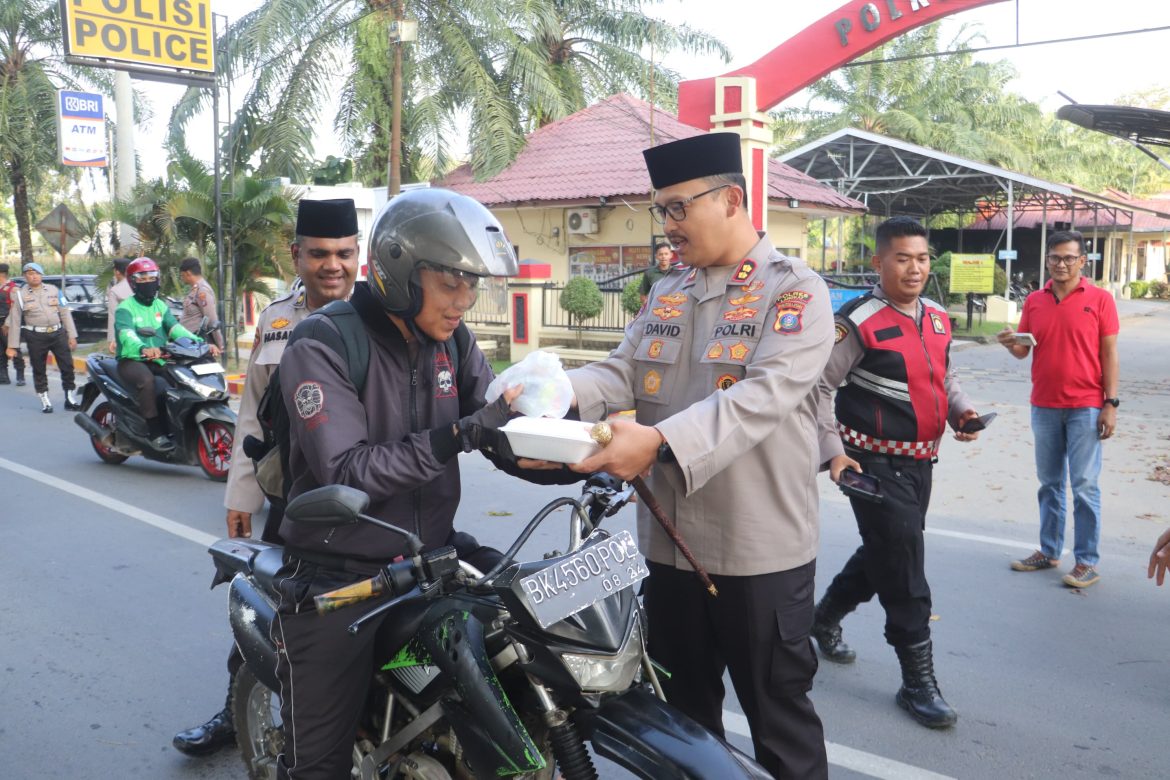 Kapolres Langkat Bagikan Takjil, Warga Sambut dengan Antusias.