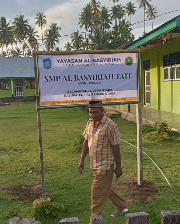 Pemasangan papan Nama SMP Albasyriah Tate oleh Dewan guru Honorer Pada Senin 03/03/25