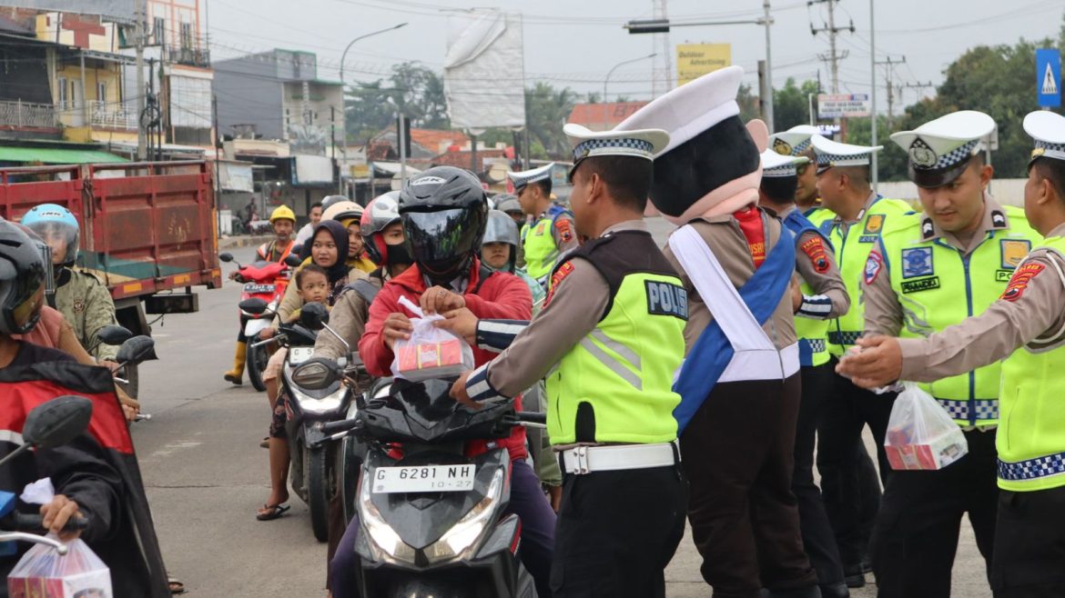 Satlantas Polres Pekalongan Bagikan Takjil, Pengendara Tertib Lalu Lintas Dapat Minyak Goreng