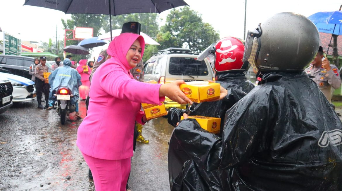Meski Diguyur Hujan, Kapolres dan Ketua Bhayangkari Cabang Pekalongan Bagikan Ratusan Paket Takjil Untuk Warga  