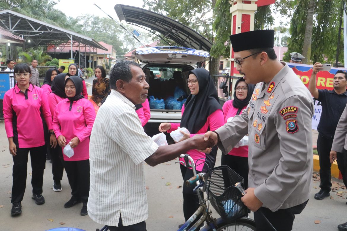 1 Hari 1 Kebaikan! Kapolres Langkat & Bhayangkari Berbagi Takjil untuk Sesama.
