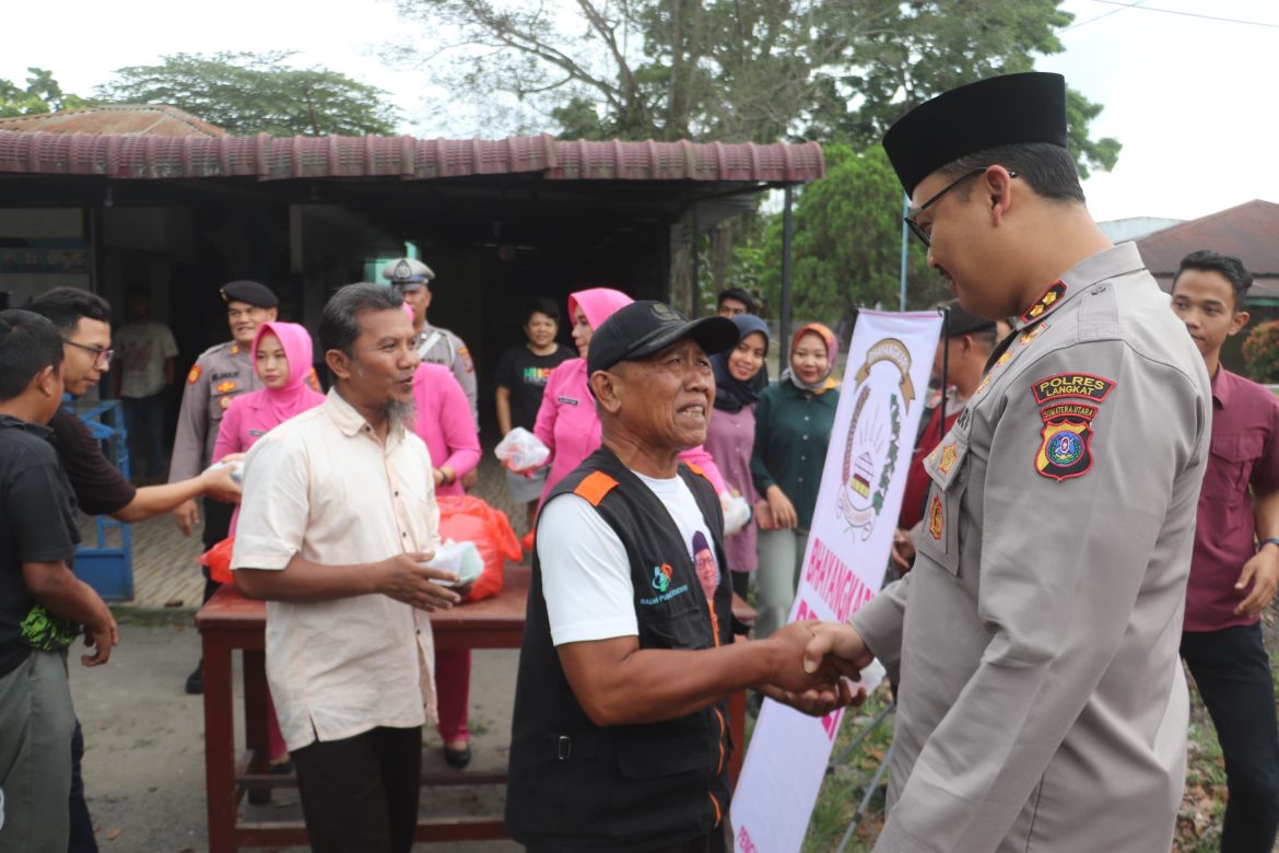 Kapolres Langkat Bagi-bagi Takjil, Momen Membahagiakan Pengguna Jalan di Bulan Ramadhan.