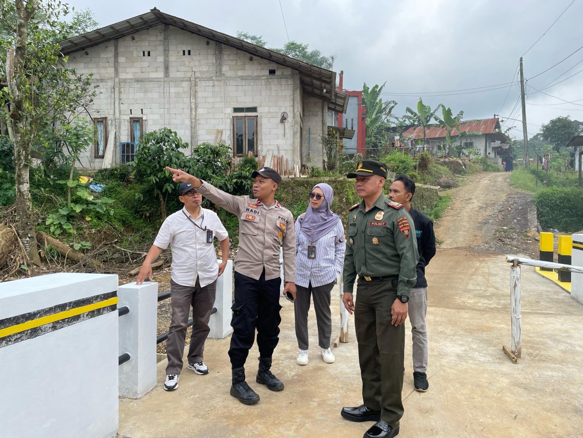 Perum Perhutani KPH Pekalongan Timur Salurkan Bantuan Sembako untuk Korban Banjir Bandang  