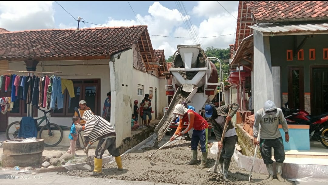 Pemdes Kalipancur Laksanakan Rabat Beton Jalan Desa, Warga Apresiasi Perbaikan Akses Pendidikan dan Pertanian