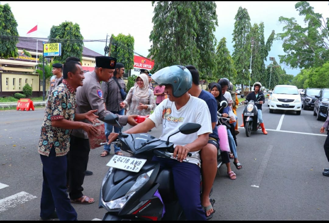 Polres Pekalongan Gelar Buka Bersama Awak Media dan Bagi Takjil Gratis Untuk Masyarakat