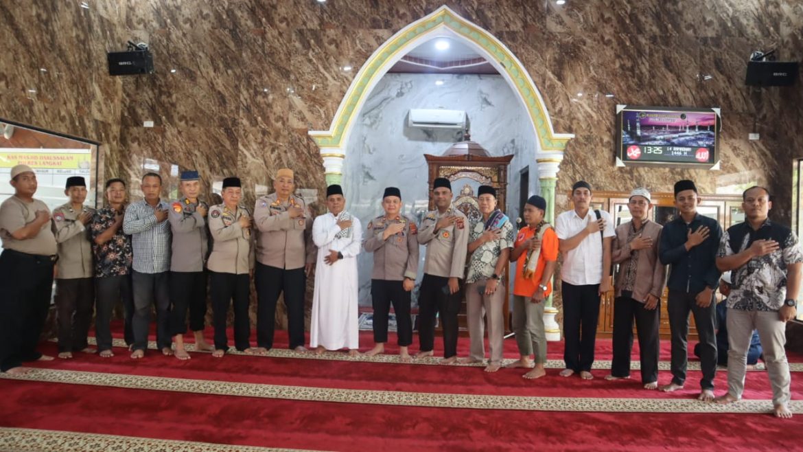 Wakapolres Langkat Laksanakan Jumat Curhat di Mesjid Al- Muhajirin, Berikan Pesan Kamtibmas.