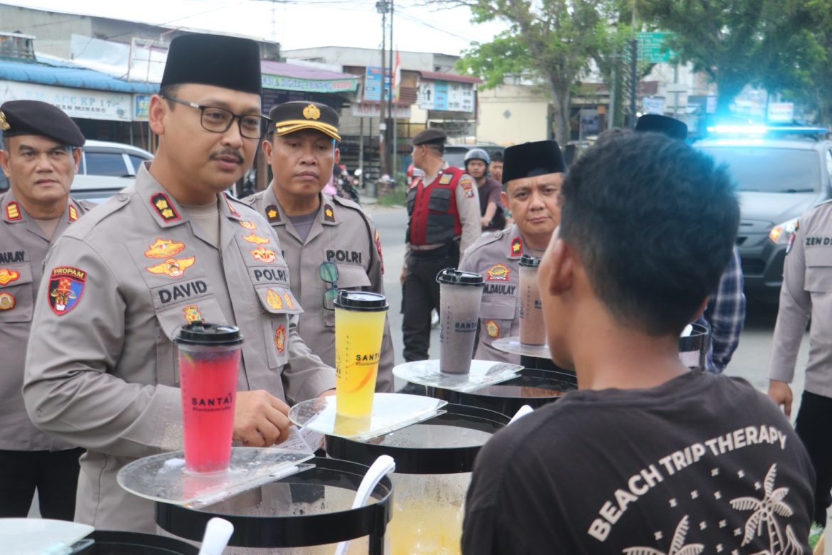 Patroli Jalan Kaki! Kapolres Langkat Pastikan Pedagang Takjil Bebas dari Pungli.