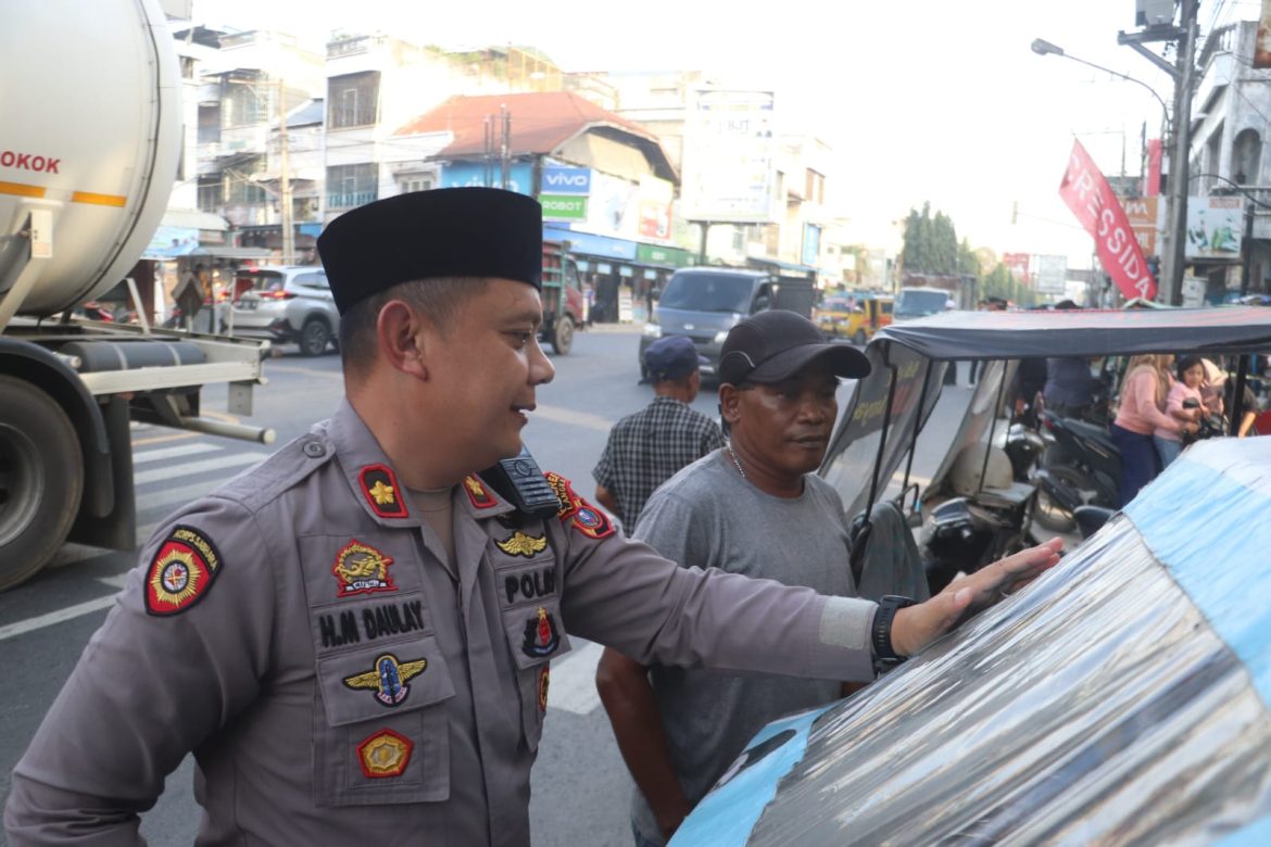 Kapolres Langkat Berbagi Takjil & Sosialisasi Hotline 110: Mudik Aman, Keluarga Nyaman!.