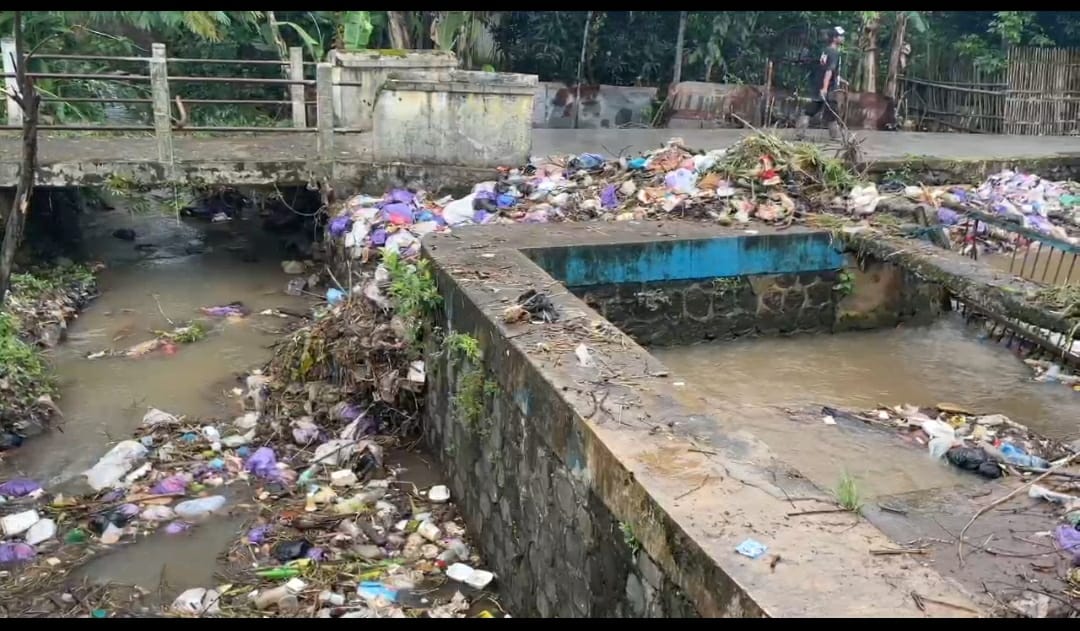 Warga Kalipancur Keluhkan Bau Menyengat dari Sampah yang Menumpuk di Pemukiman