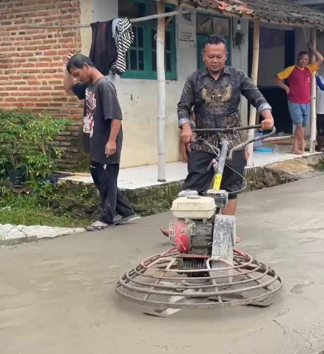 Pemdes Kalipancur Lanjutkan Program Rabat Beton di RT 13, Warga Apresiasi Pembangunan