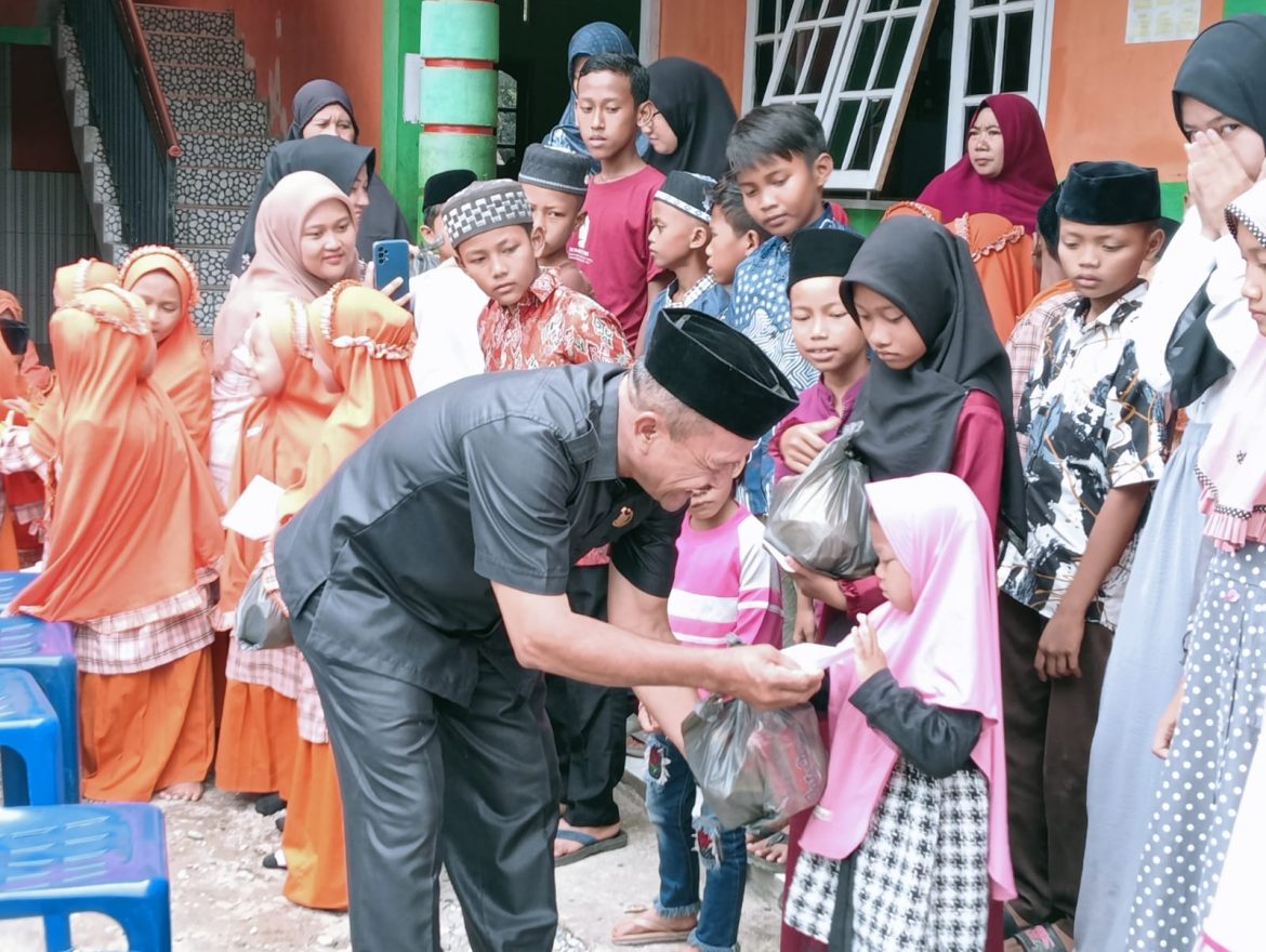 Bapak Purwanto Anggota DPRD Kabupaten Langkat Fraksi PKS Bagi Santunan Anak Yatim Yatim Piatu dan Duapa di Yayasan Pendidikanya.