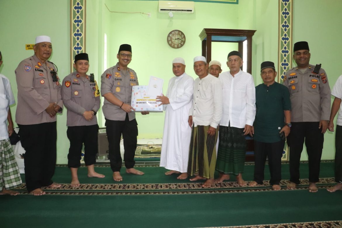 Kapolres Langkat Gelar Jumat Curhat di Masjid Al-Muhajirin Kelurahan Perdamaian Stabat.