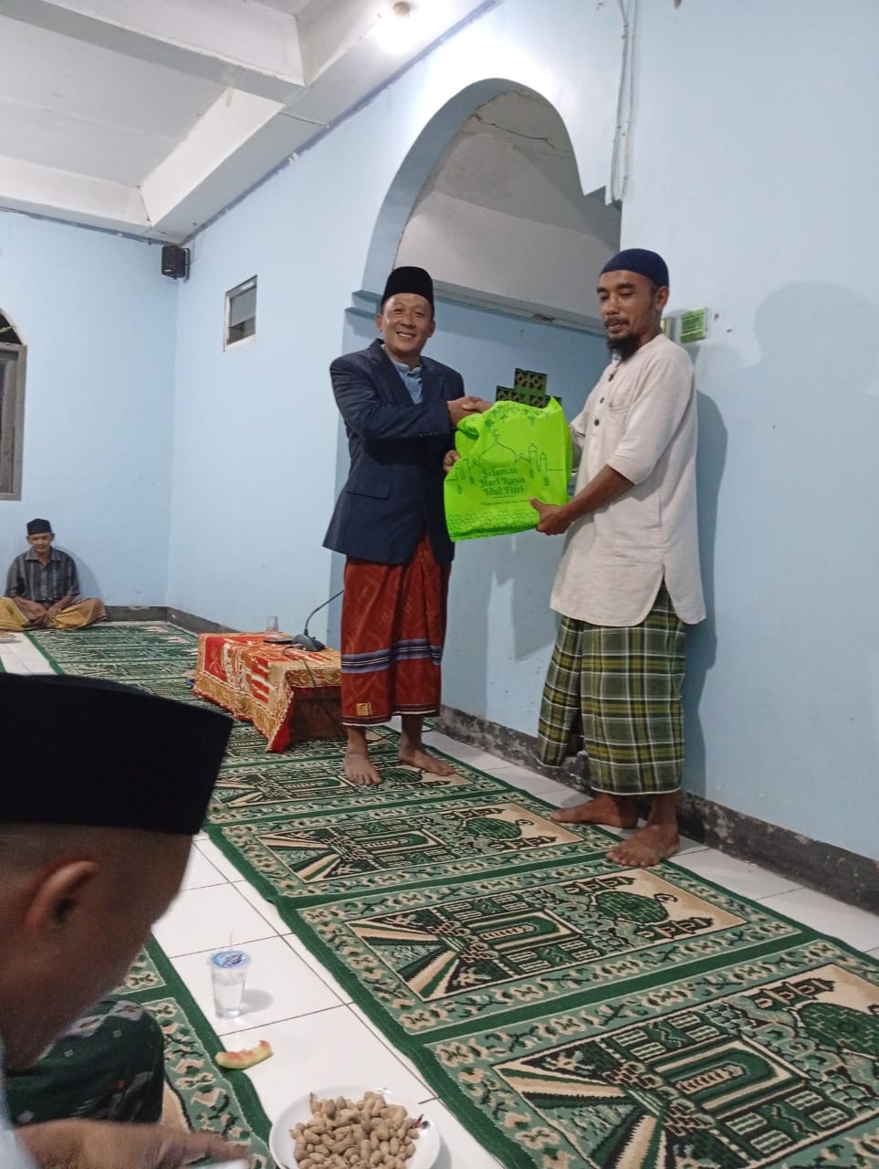 Pemdes Kaliajir Banjarnegara Gelar Tarling di 12 Masjid, Serahkan Jam Dinding