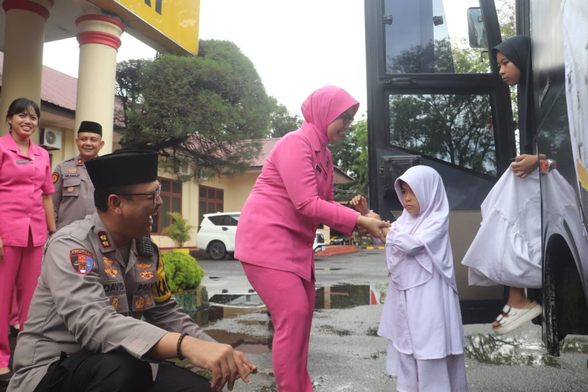 Berbagi Berkah kepada Anak Yatim, Kapolres Langkat ajak Anak Yatim Belanja Pakaian Lebaran.