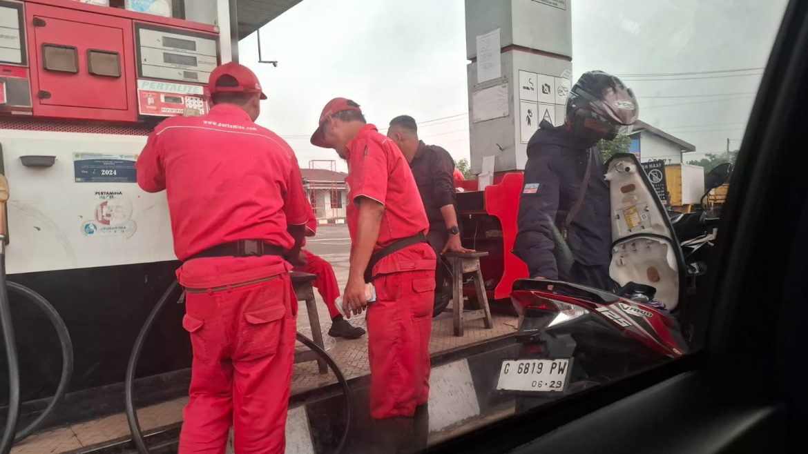Diduga Ada Praktik Penyalahgunaan BBM Subsidi di SPBU Ampel Gading Comal baru,Mandor Menghindari Confirmasi.