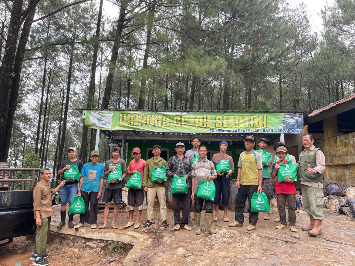Perhutani KPH Pekalongan Timur Bagikan 4.817 Bingkisan kepada Pekerja Hutan Bidang Produksi