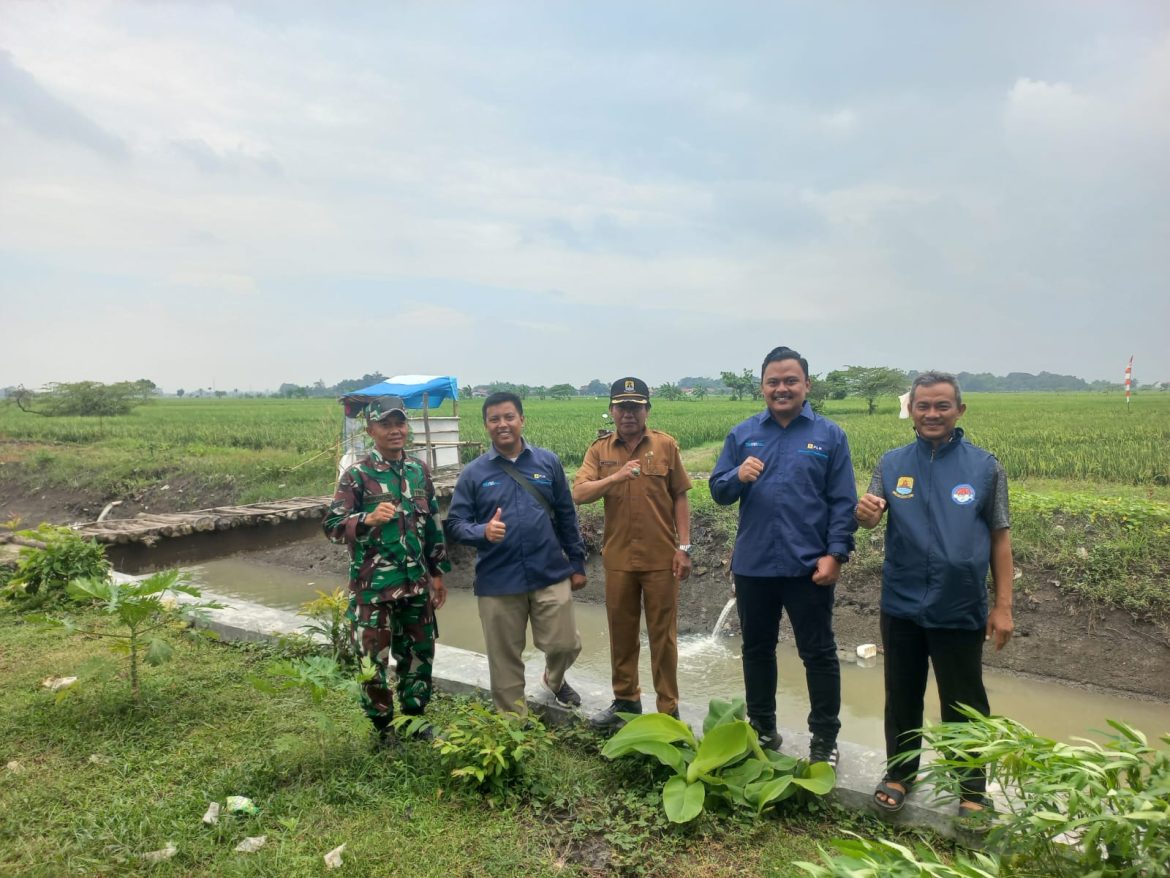 Babinsa Dampingi PPL pemdes dengan PLN Cabang cirebon di Desa Slangit