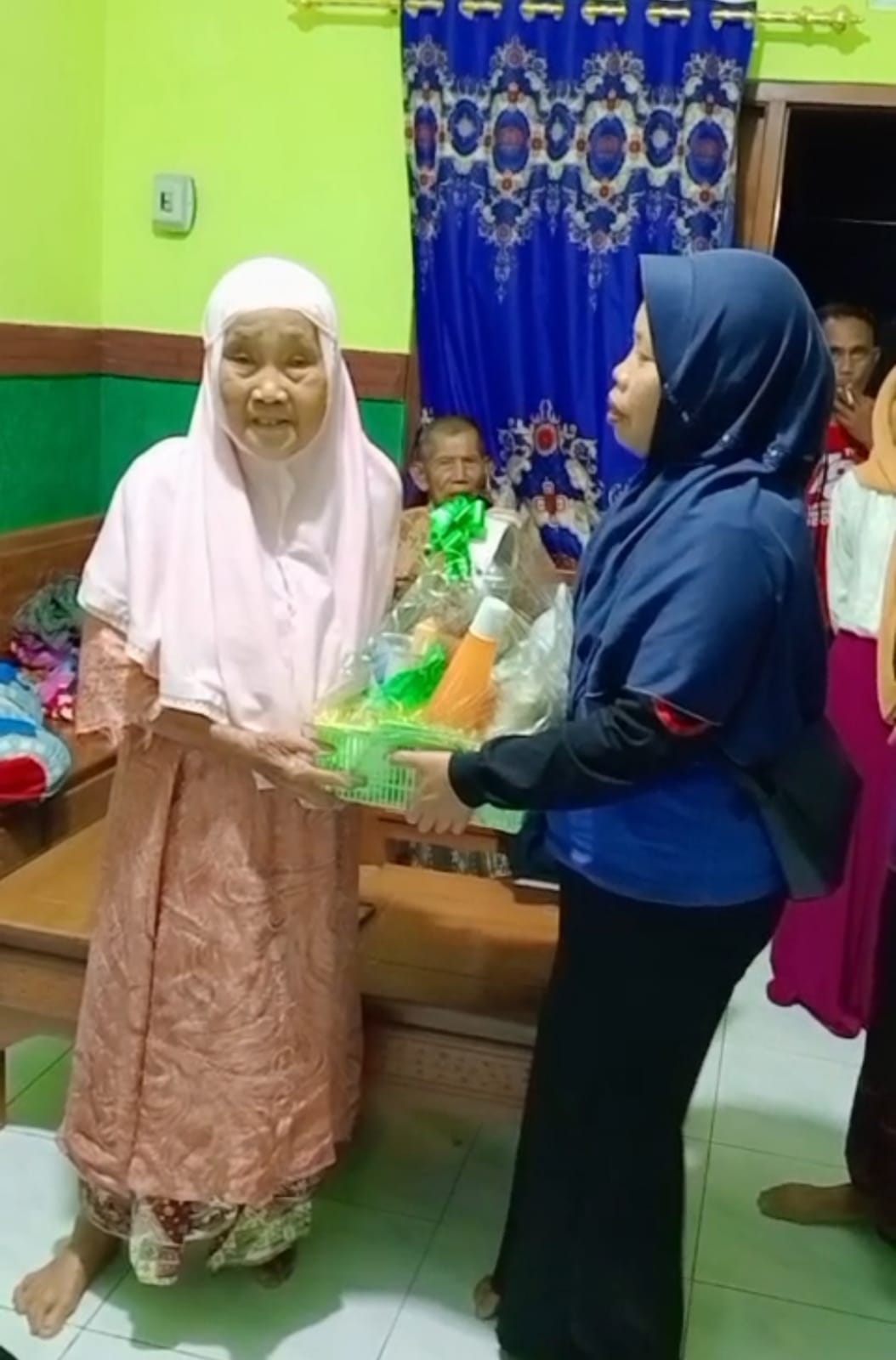 OPSHID Pekalongan Serahkan Parsel Lebaran kepada Penerima Manfaat Rumah Layak Huni