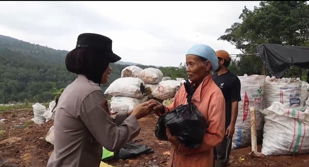 Polwan Polres Pekalongan Bagikan Bansos kepada Pemulung dan Petugas Truk Sampah
