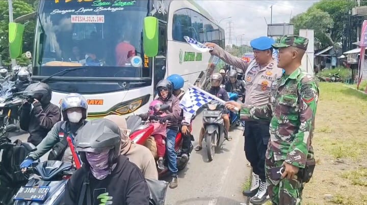 Sinergitas Tanpa Batas: TNI-Polri Amankan Arus Mudik di Perbatasan Kota Jelang Lebaran