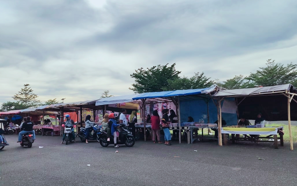 Memasuki Hari Keempat Bulan Ramadhan, Pasar takjil Masih Terlihat Sepi Dari Pembeli
