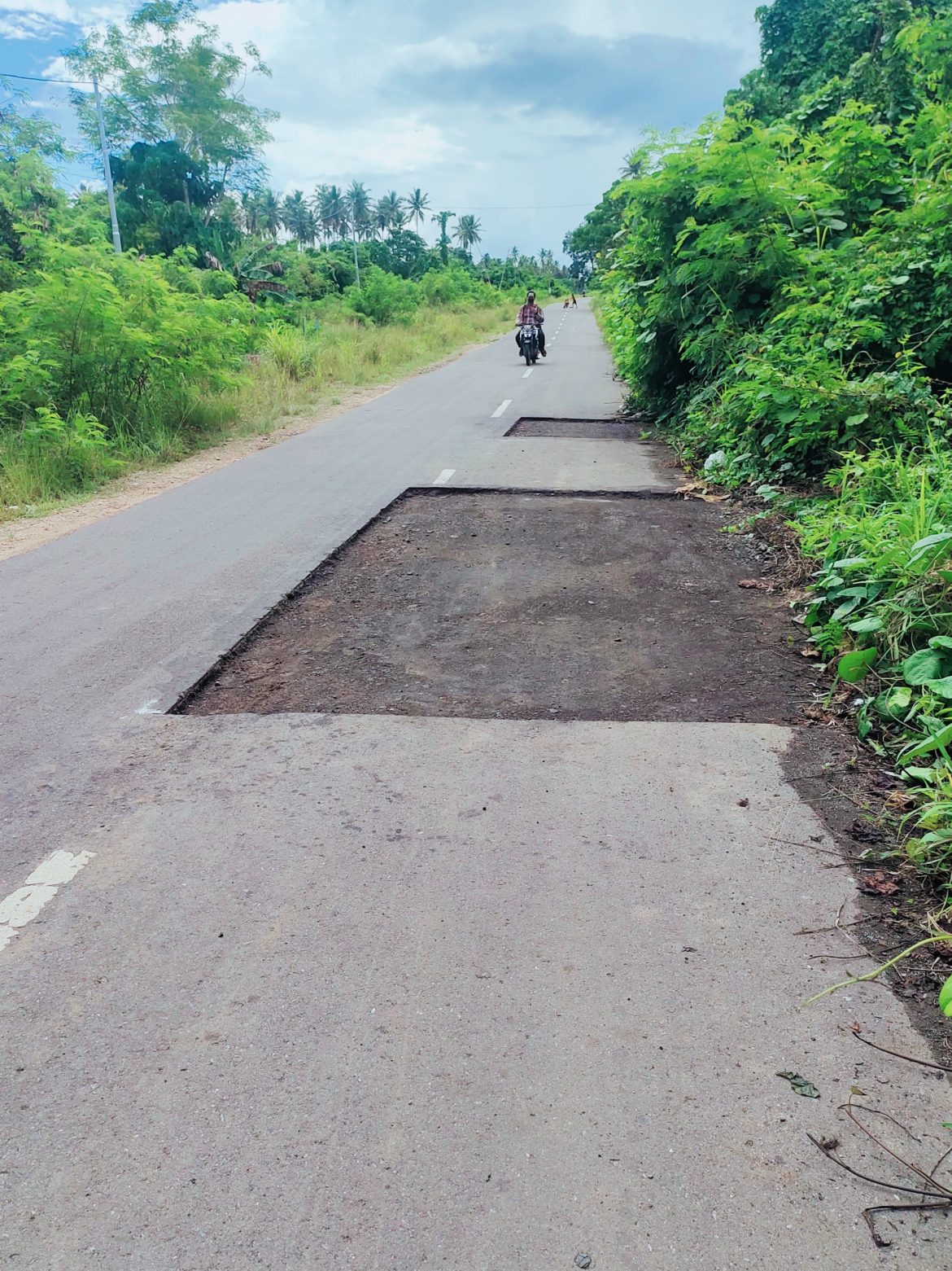 Pemotongan Jalan Aspal Yang Belum Diperbaiki, Membahayakan bagi pengendara