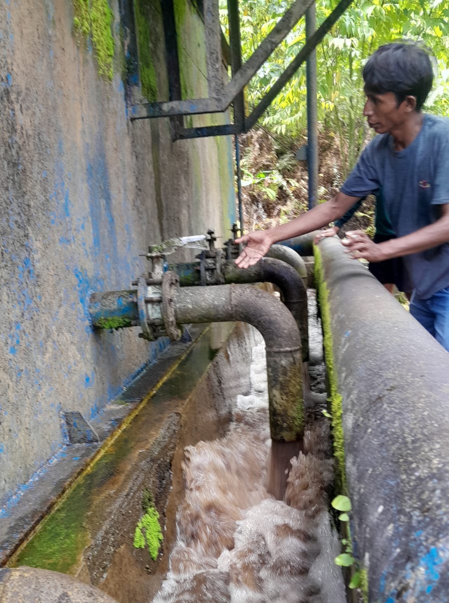Kepala Bagian Produksi PDAM Daruba Turun Ke Lokasi Pantau Kondisi Air Bersih di SP II